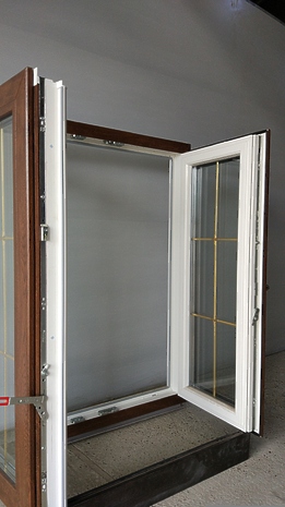 Распродажа ОКНО VEKA 990*1170ММ Орех темный/ белый снаружи 